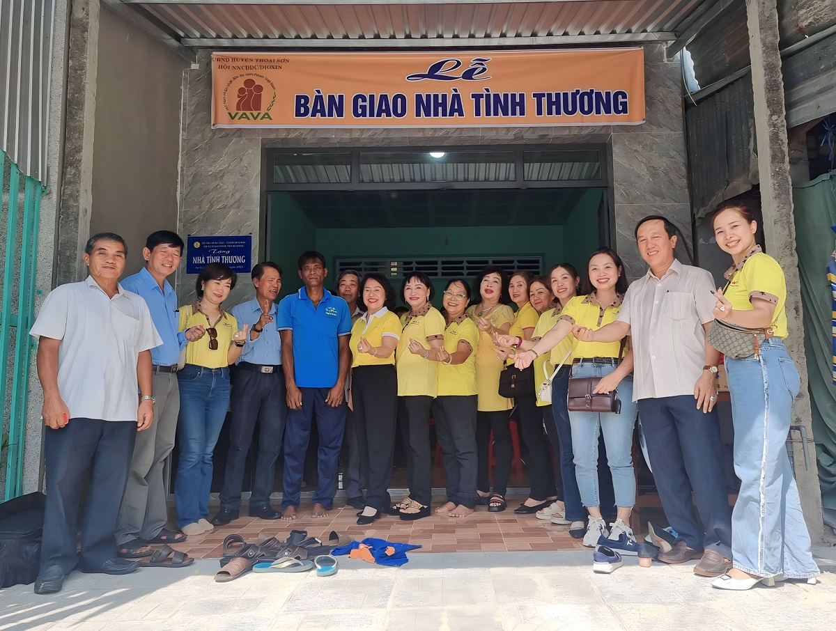 Lễ bàn giao nhà tình thương cho 2 hộ gia đình với trị giá 50 triệu đồng/hộ