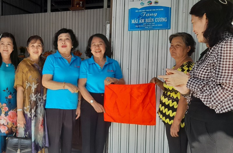 Lễ trao tặng mái ấm biên cương vùng biên giới