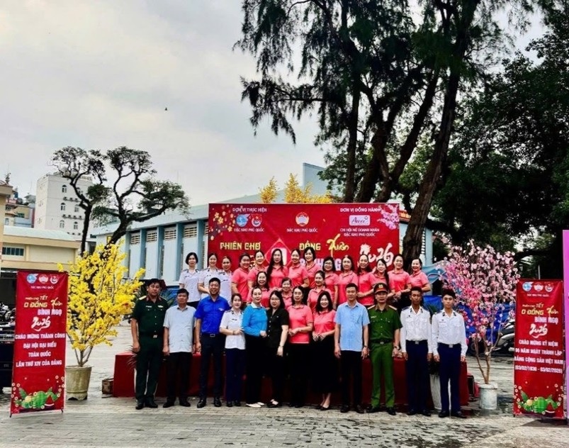 nu doanh nhan an giang ngan phan qua am ap tet binh ngo 2026 4