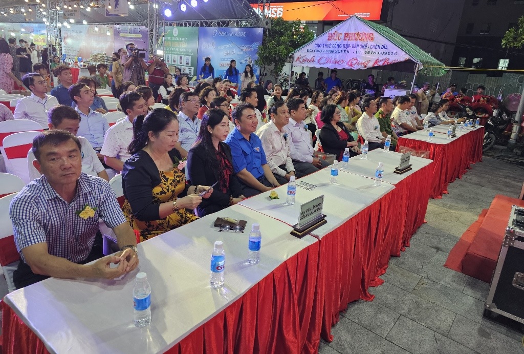 an giang hon 60 gian hang tham gia mung xuan giap thin 2024 1