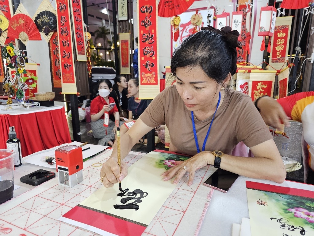 an giang hon 60 gian hang tham gia mung xuan giap thin 2024 10