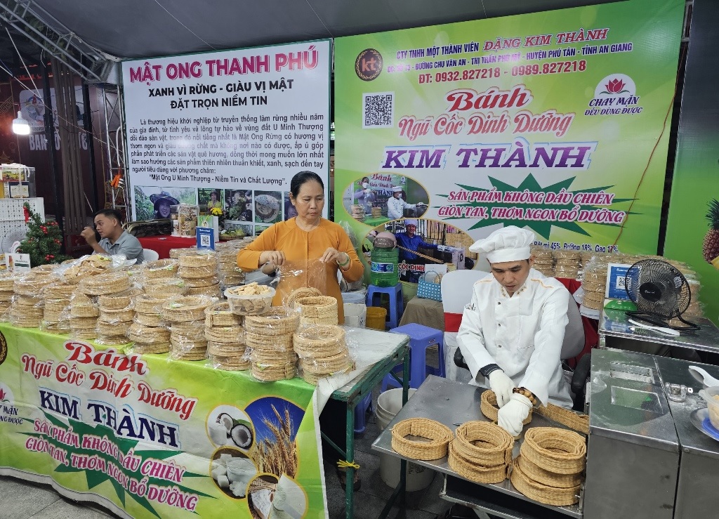 an giang hon 60 gian hang tham gia mung xuan giap thin 2024 12
