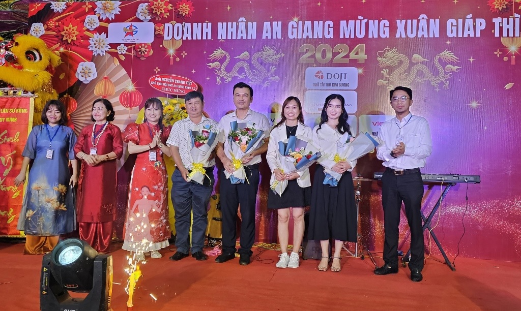 an giang hon 60 gian hang tham gia mung xuan giap thin 2024 2