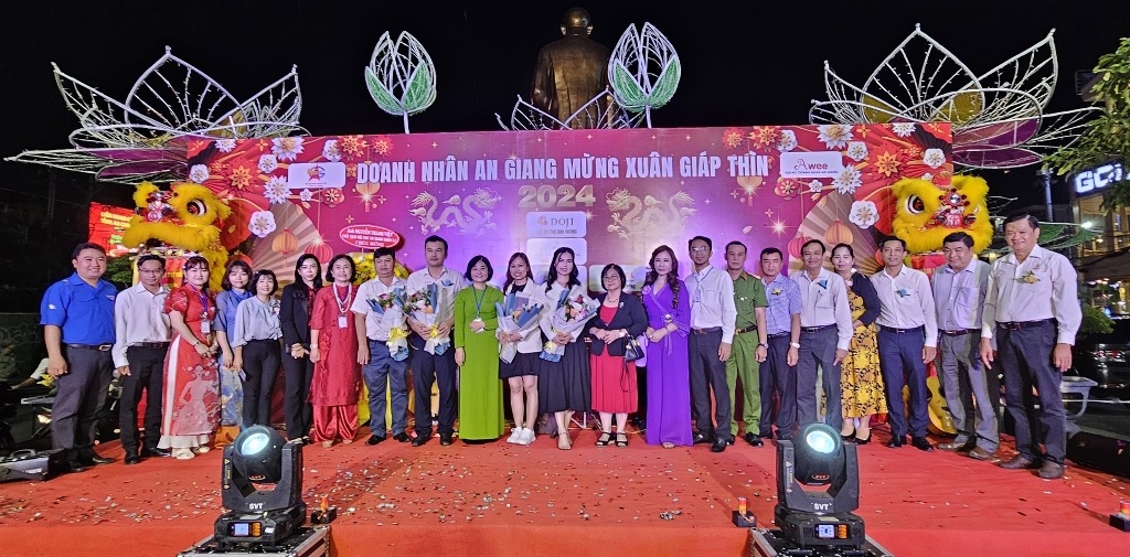 an giang hon 60 gian hang tham gia mung xuan giap thin 2024 3