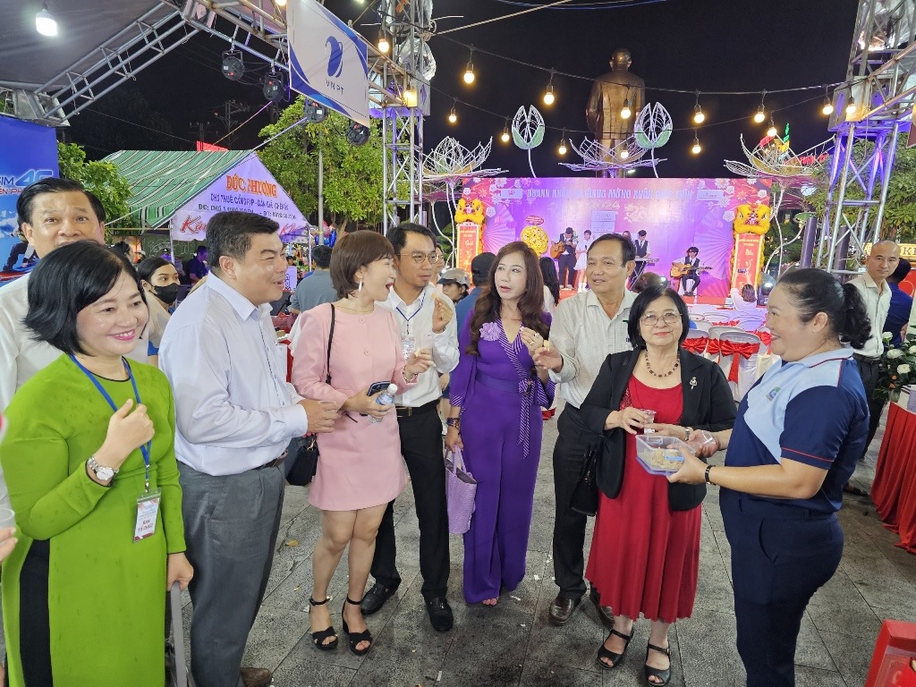 an giang hon 60 gian hang tham gia mung xuan giap thin 2024 4