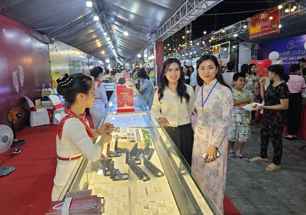 an giang hon 60 gian hang tham gia mung xuan giap thin 2024 5