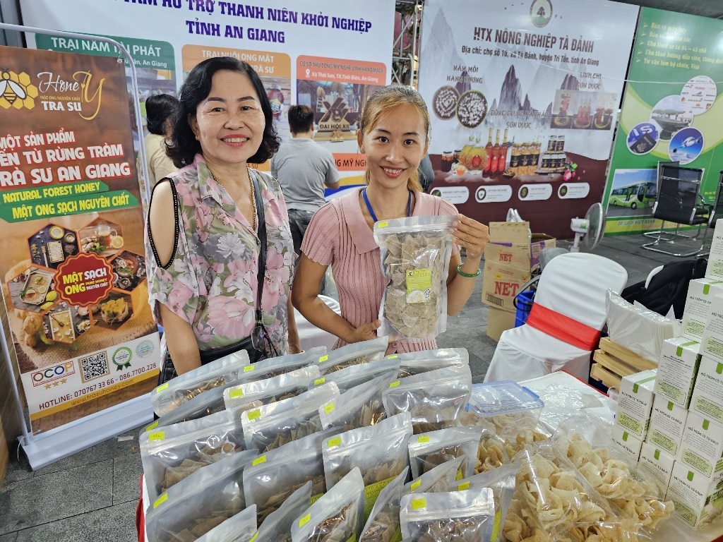 an giang hon 60 gian hang tham gia mung xuan giap thin 2024 6