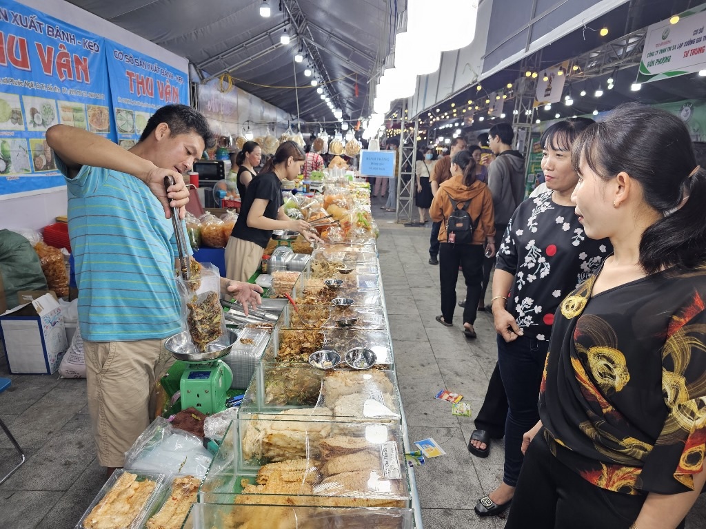 an giang hon 60 gian hang tham gia mung xuan giap thin 2024 9