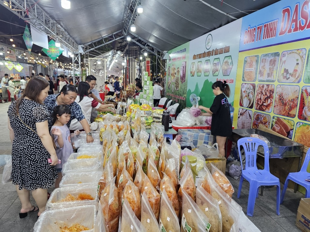 an giang hon 60 gian hang tham gia mung xuan giap thin 2024 9