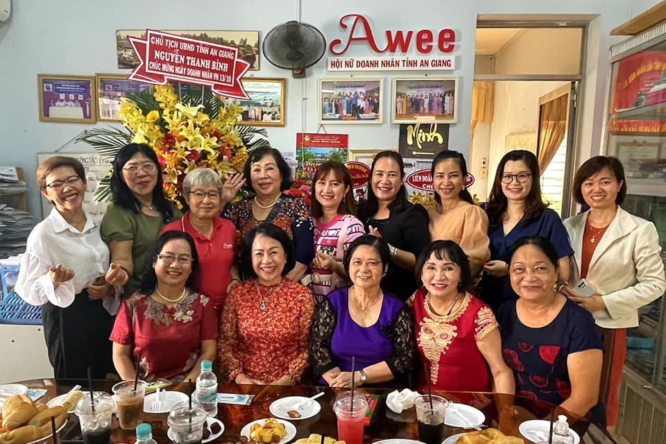 awee chuc mung ngay phu nu viet nam 20 10 4