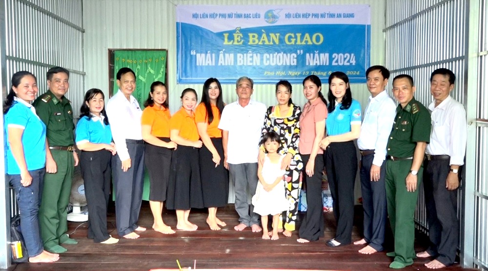 ban giao mai am bien cuong va trao 50 suat hoc bong cho hoc sinh xa phu hoi 1
