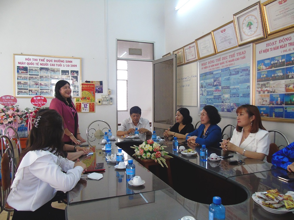 buoi trao tang 50 trieu mai am tinh thuong cua hoi nu doanh nhan tinh an giang 2022 1