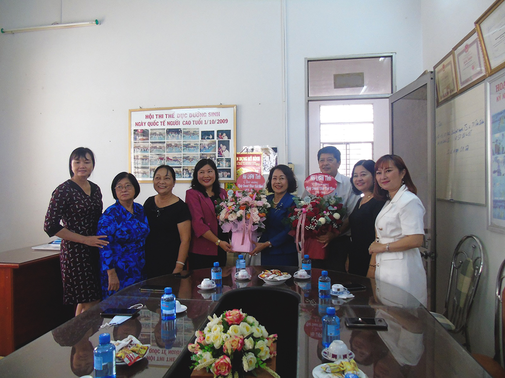 buoi trao tang 50 trieu mai am tinh thuong cua hoi nu doanh nhan tinh an giang 2022 11