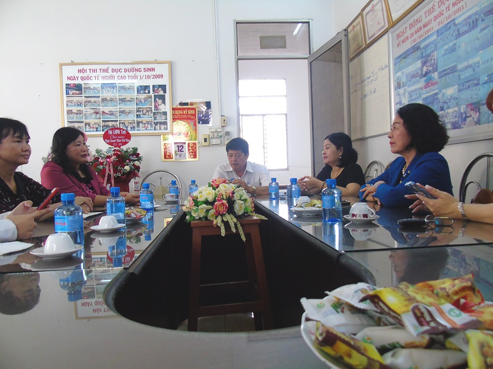 buoi trao tang 50 trieu mai am tinh thuong cua hoi nu doanh nhan tinh an giang 2022 3
