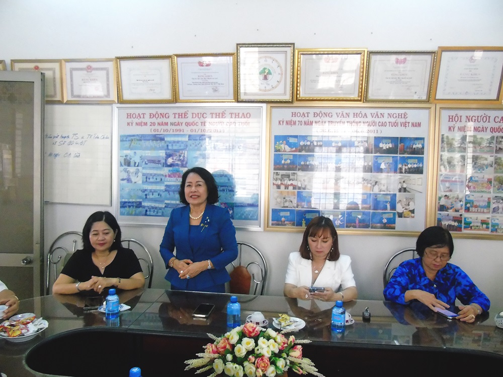 buoi trao tang 50 trieu mai am tinh thuong cua hoi nu doanh nhan tinh an giang 2022 8