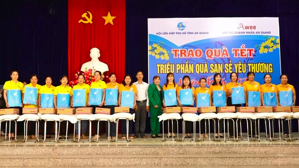 cho moi trao qua tet yeu thuong cho chi hoi truong phu nu 2