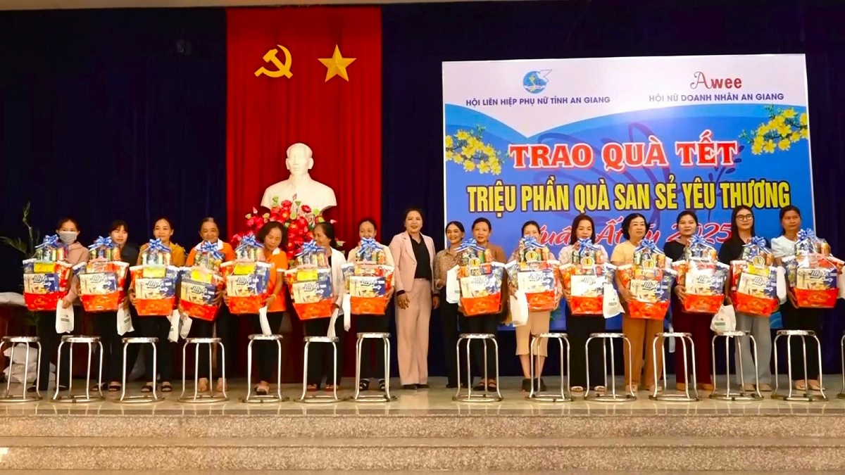 cho moi trao qua tet yeu thuong cho chi hoi truong phu nu 3