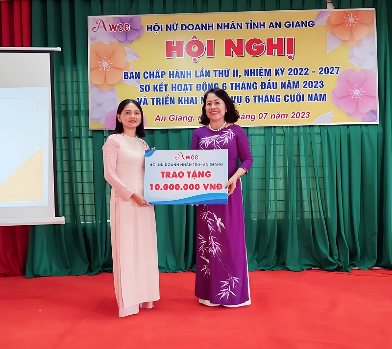 chu tich hoi tang 10 trieu va 1000 quyen tap