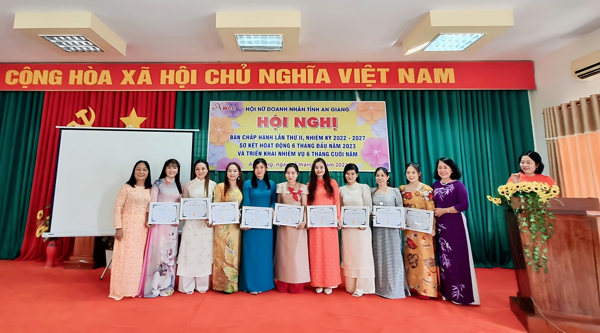 hinh anh chu tich trao chung nhan hoi vien moi