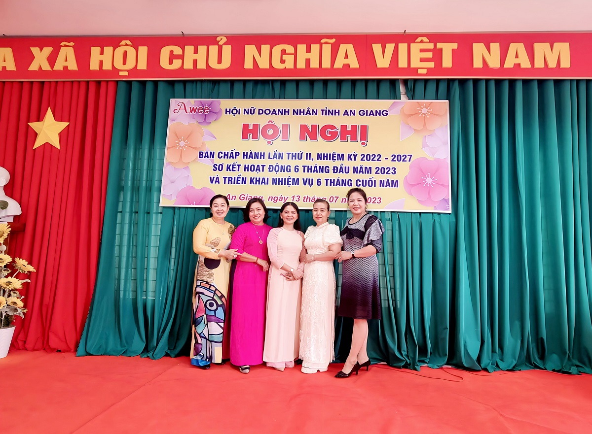 team nu doanh nhan cho moi