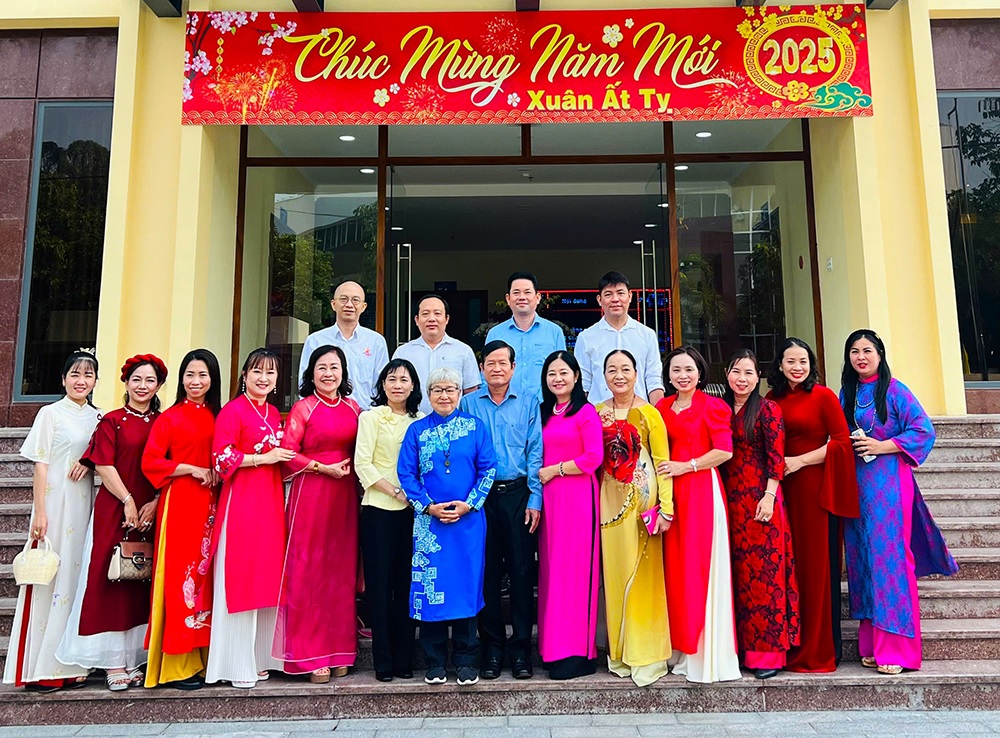 hoi nu doanh nhan an giang chuc tet cac don vi 1