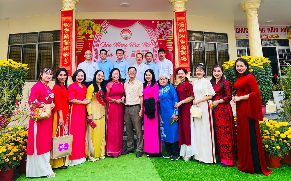 hoi nu doanh nhan an giang chuc tet cac don vi 2