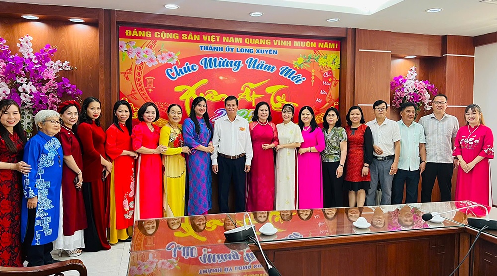 hoi nu doanh nhan an giang chuc tet cac don vi 3
