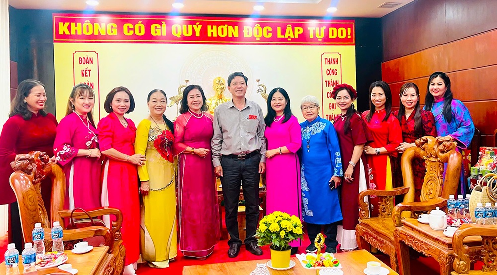 hoi nu doanh nhan an giang chuc tet cac don vi 4