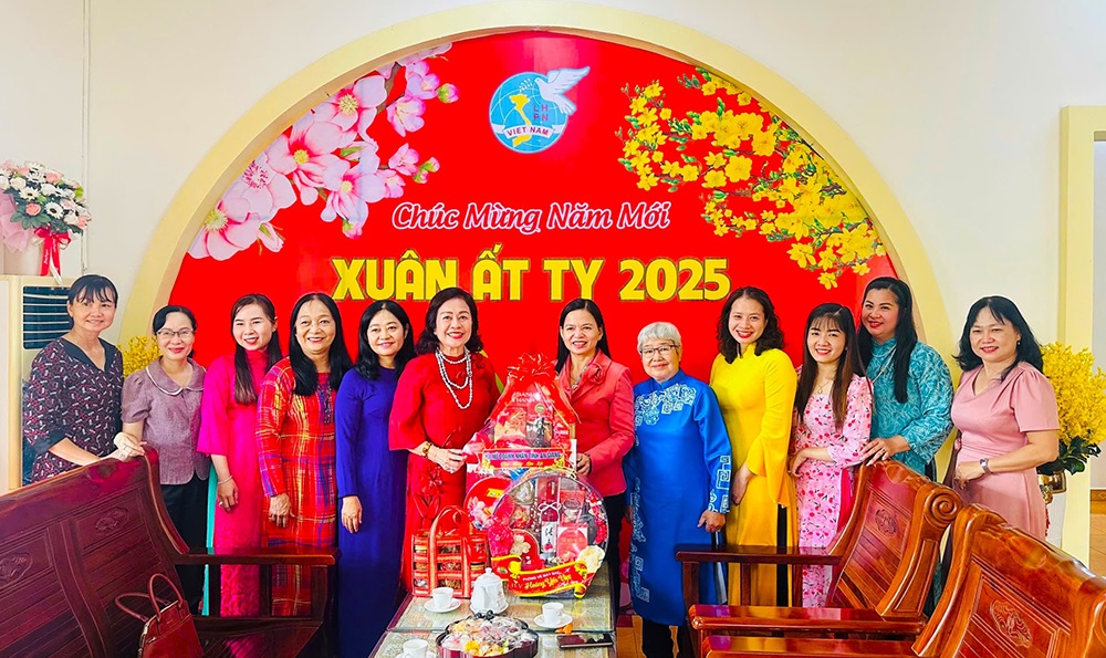 hoi nu doanh nhan an giang chuc tet cac don vi 5