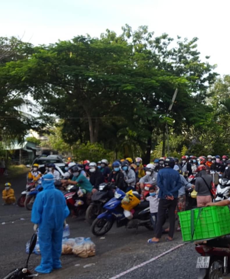 hoi nu doanh nhan an giang ho tro ba con tu tp hcm ve que 2