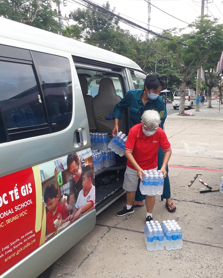 hoi nu doanh nhan an giang ho tro ba con tu tp hcm ve que 3
