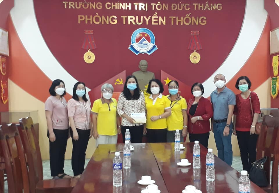 hoi nu doanh nhan an giang ho tro ba con tu tp hcm ve que 4