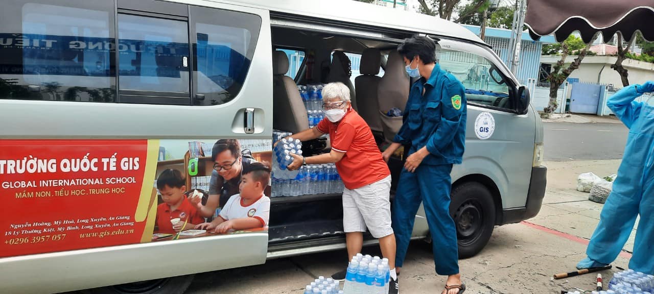 hoi nu doanh nhan an giang ho tro ba con tu tp hcm ve que 6