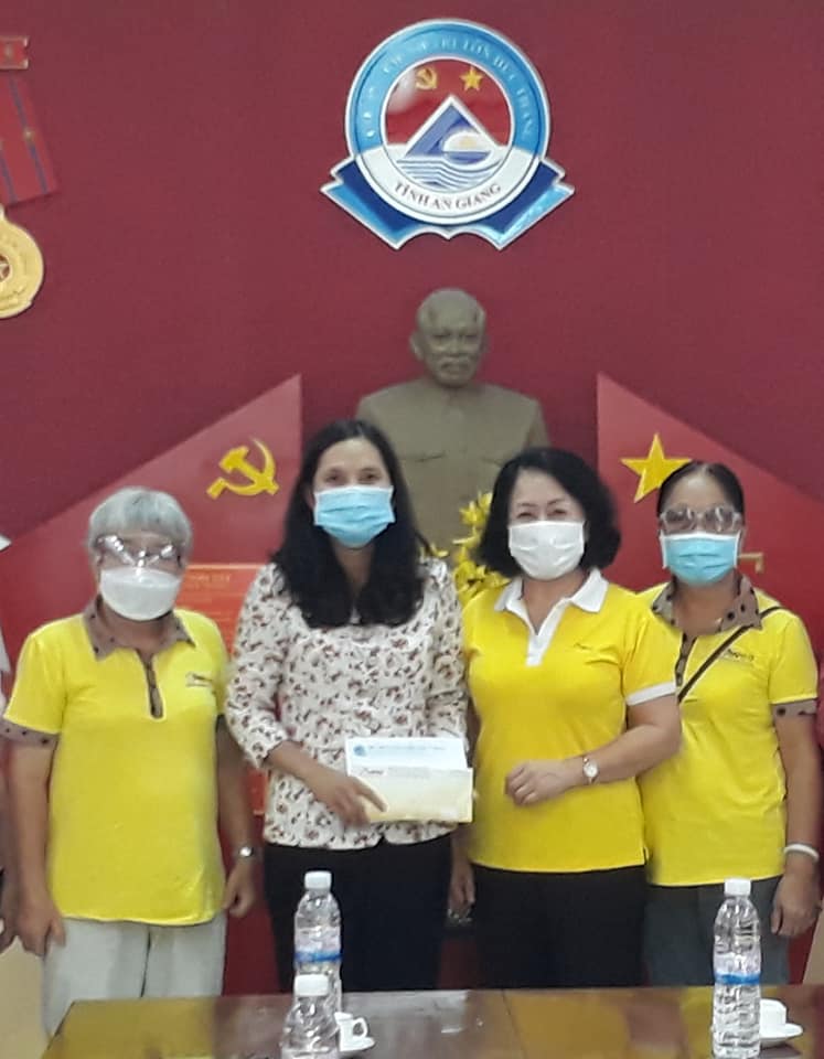 hoi nu doanh nhan an giang ho tro ba con tu tp hcm ve que