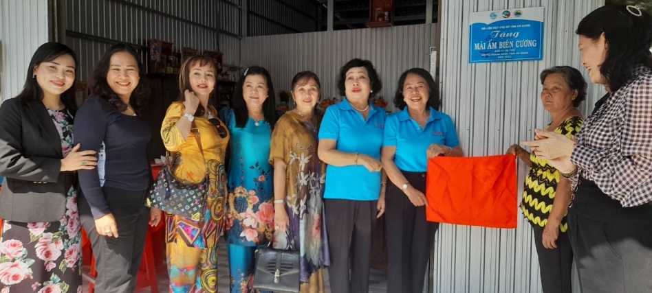hoi nu doanh nhan an giang trao tang mai am bien cuong vung bien gioi 1