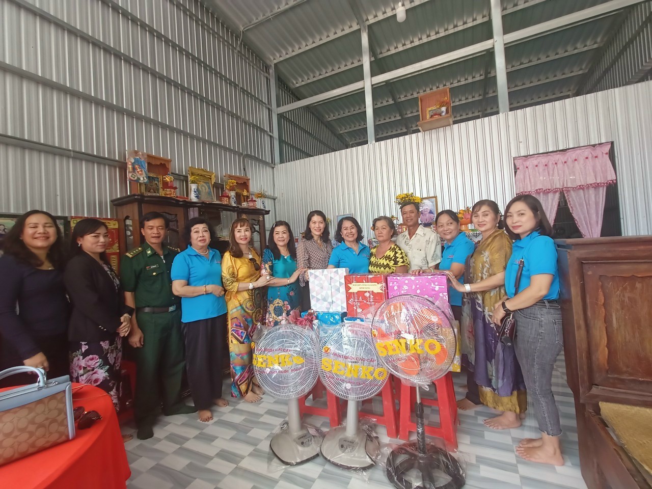hoi nu doanh nhan an giang trao tang mai am bien cuong vung bien gioi 2