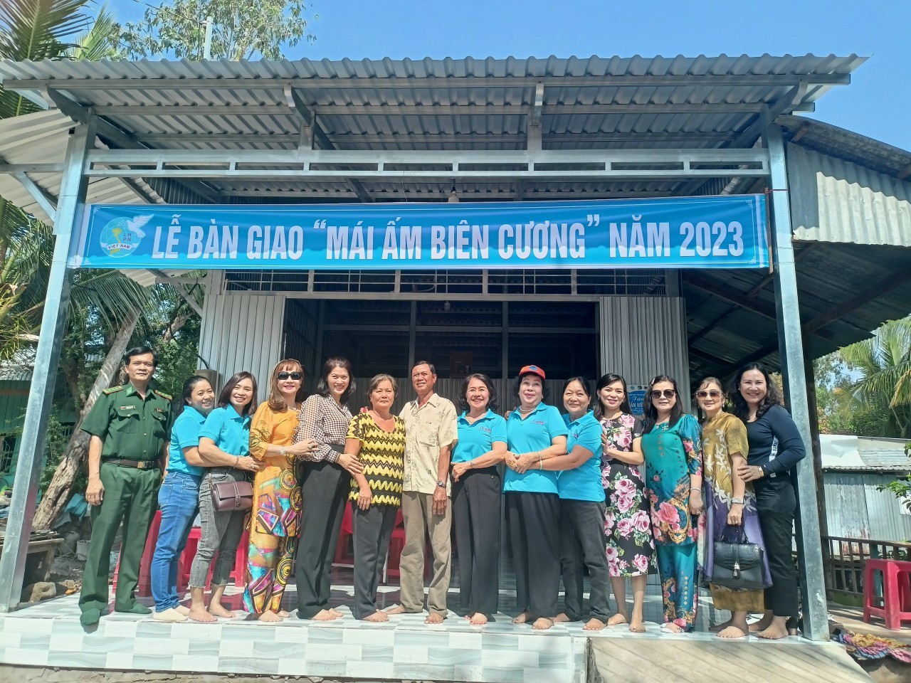 hoi nu doanh nhan an giang trao tang mai am bien cuong vung bien gioi 4