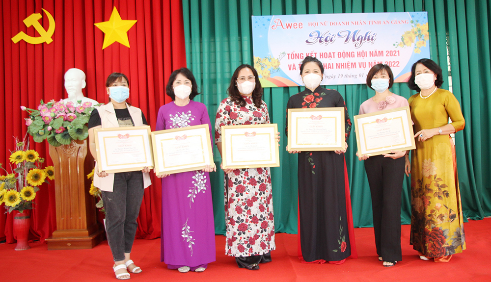 hoi nu doanh nhan tinh an giang ho tro hon 600 trieu dong cong tac an sinh xa hoi va phong chong dich 3