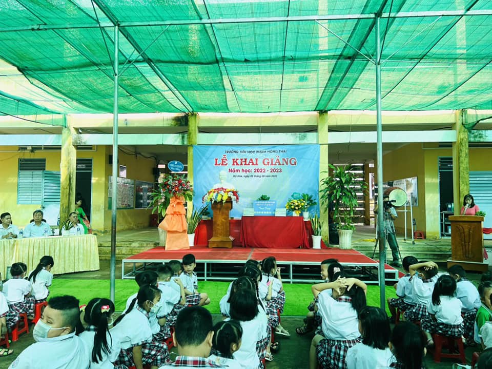 hoi nu doanh nhan tinh an giang tang qua the bao hiem cho 3 diem truong 1
