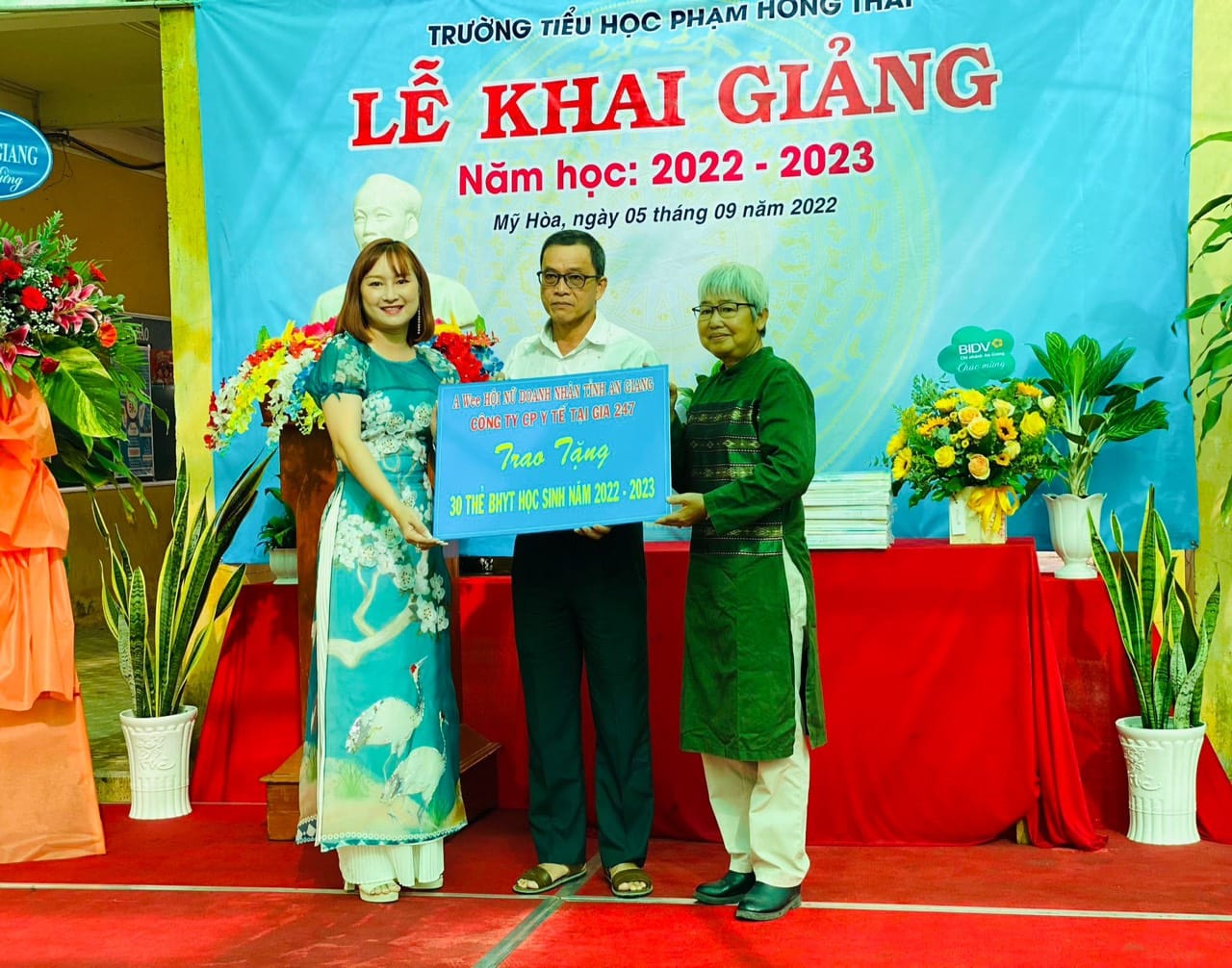 hoi nu doanh nhan tinh an giang tang qua the bao hiem cho 3 diem truong 3