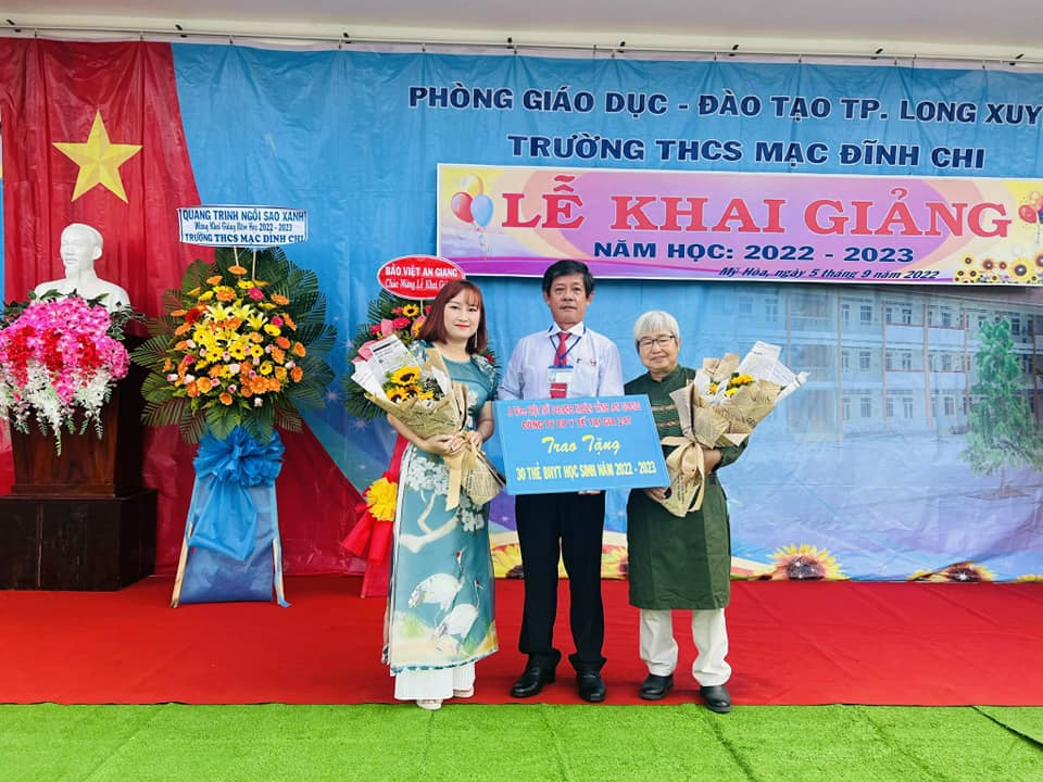 hoi nu doanh nhan tinh an giang tang qua the bao hiem cho 3 diem truong 4