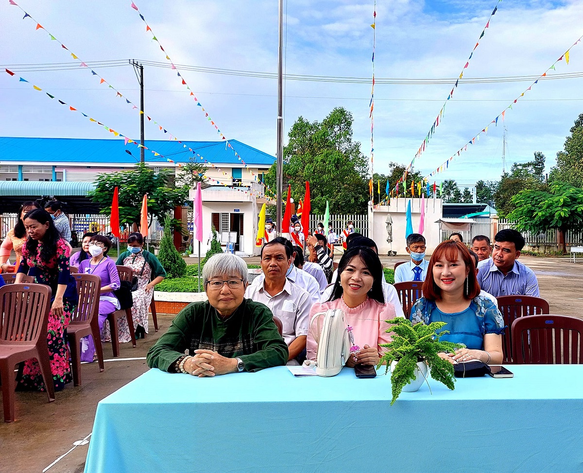 hoi nu doanh nhan tinh an giang tang qua the bao hiem cho 3 diem truong 5