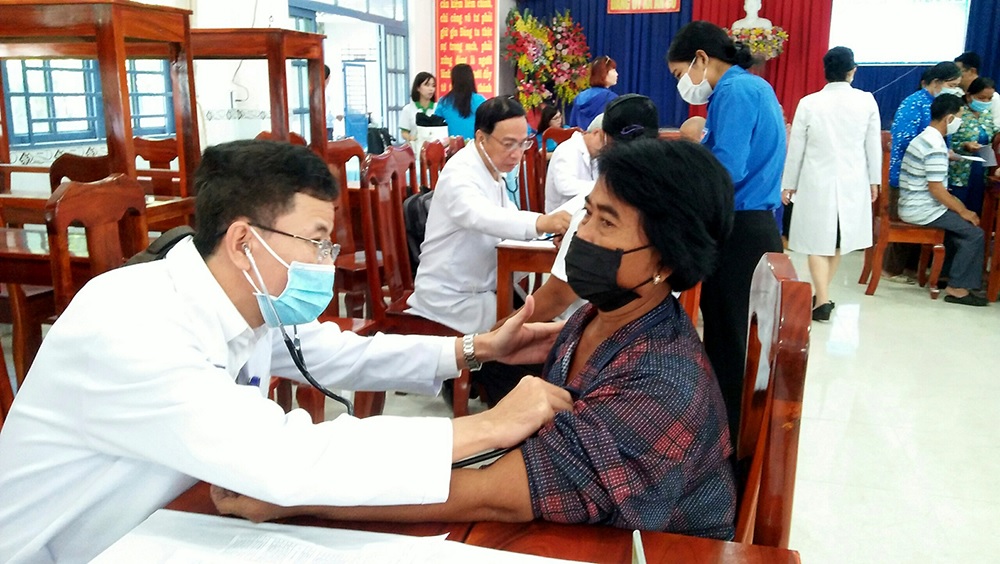 kham cap thuoc va tang qua cho hon 200 nguoi dan xa an cu 1