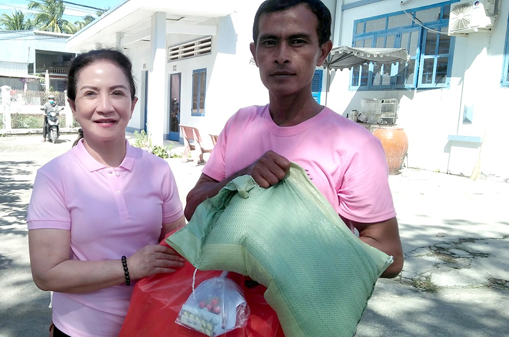 kham cap thuoc va tang qua cho hon 200 nguoi dan xa an cu 2