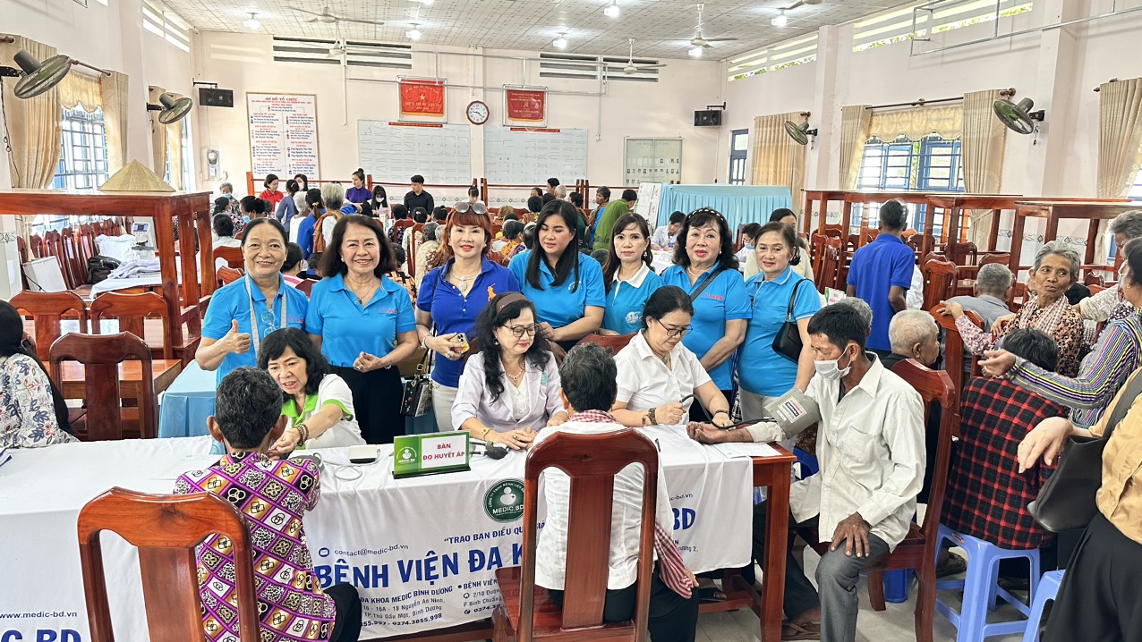 kham cap thuoc va tang qua cho hon 200 nguoi dan xa an cu 3