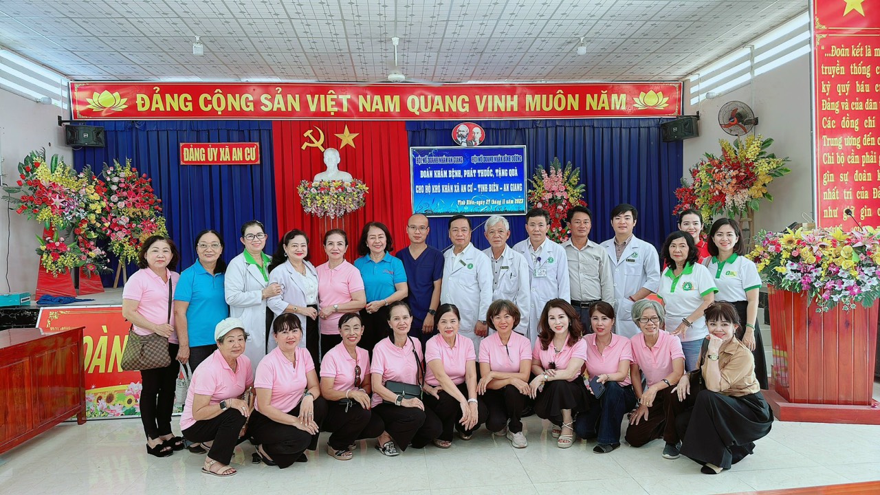 kham cap thuoc va tang qua cho hon 200 nguoi dan xa an cu