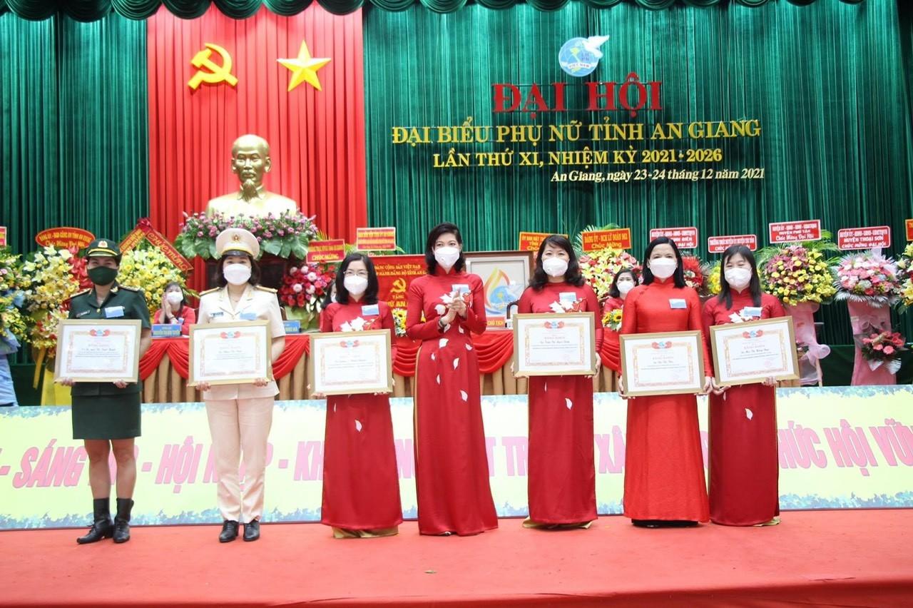 le bich phuong tai dac cu chu tich hoi lien hiep phu nu tinh an giang lan thu 10 8