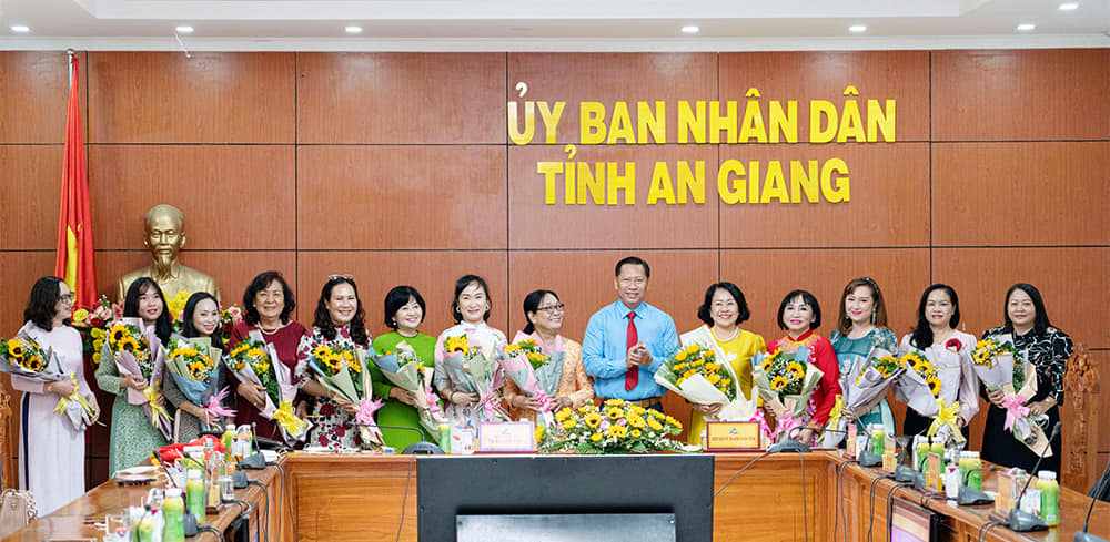 mung phu nu quoc te ngay 8 3 hoi nu doanh nhan an giang hop mat truc tuyen voi thu tuong chinh phu 2