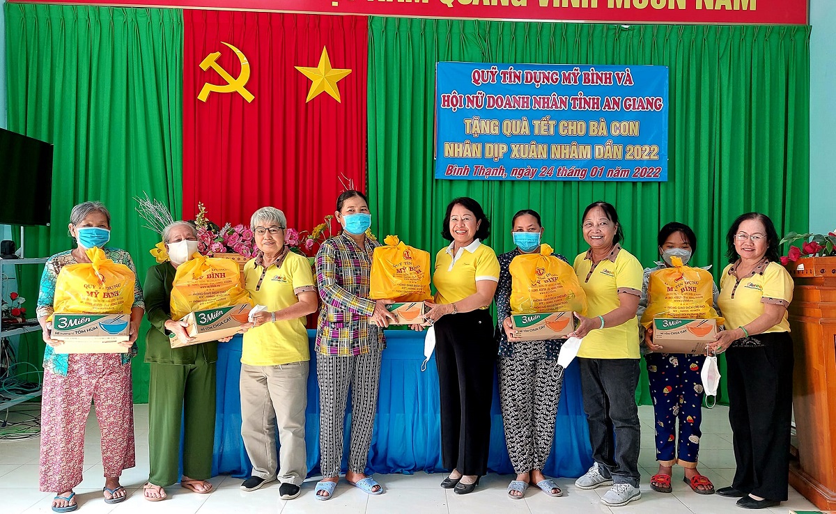 trao qua tet nham dan 2022 cho ba con kho khan 6