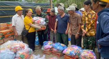 Đoàn gồm một số Hội viên của Chi hội Đặc khu Phú Quốc hỗ trợ người dân bị ảnh hưởng bởi não lũ  tỉnh Phú Yên ( cũ)